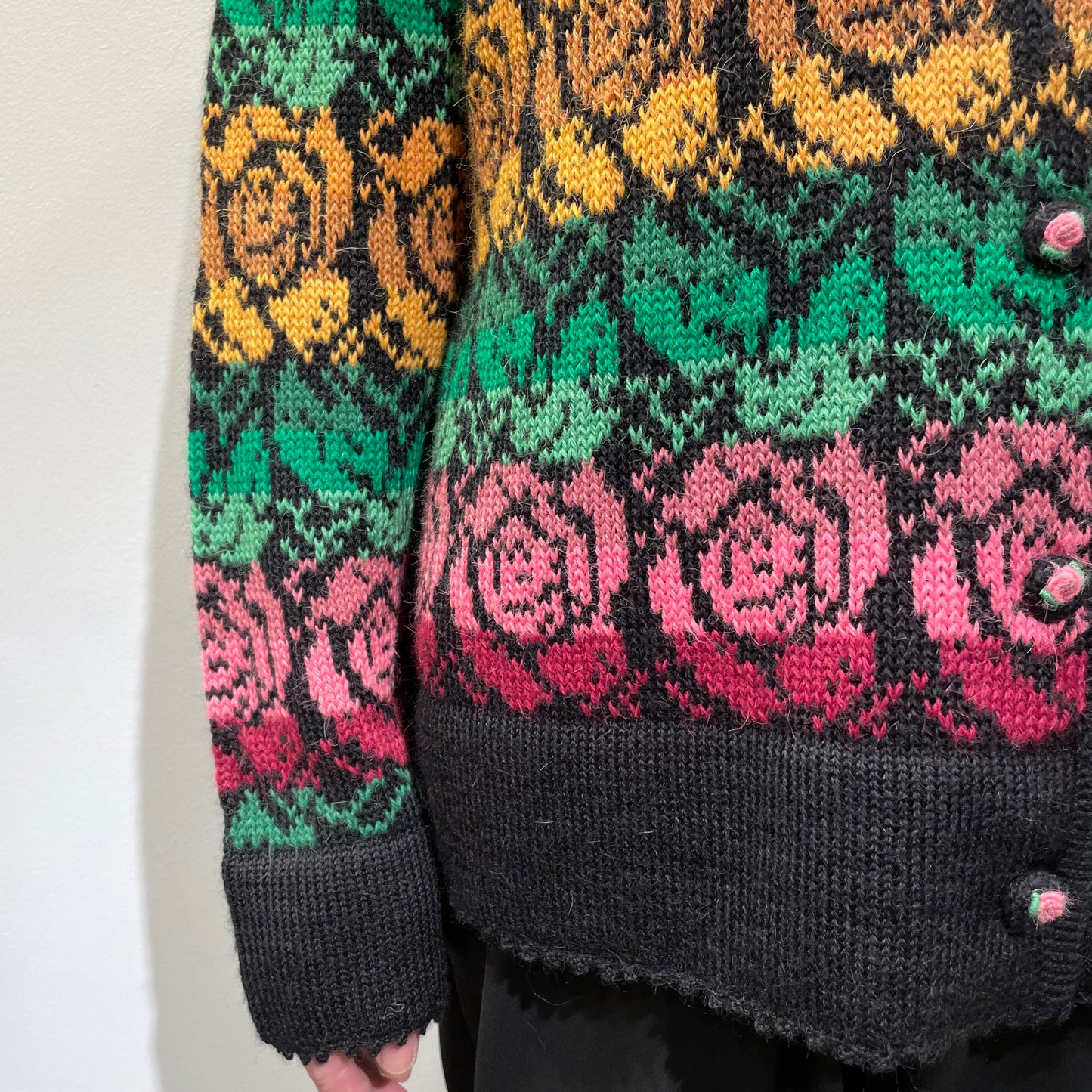 ロイヤルアルパカ 高級ハンドニット 花柄刺繍カーディガン ロイヤルアルパカ 高級ハンドニット 花柄刺繍カーディガン